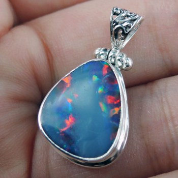 Zilveren edelsteenhanger gezet met Doublet Opaal